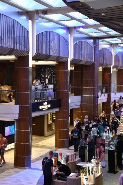 SEATTLE WA - 21 AUG: Royal Esplanade, 21 Ağustos 2023 'te Seattle, Washington' dan denize açılmış olan Royal Karayipler yolcu gemisiyle.