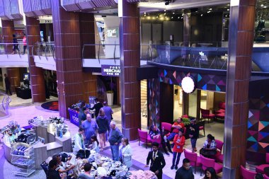 SEATTLE WA - 21 AUG: Royal Esplanade, 21 Ağustos 2023 'te Seattle, Washington' dan denize açılmış olan Royal Karayipler yolcu gemisiyle.