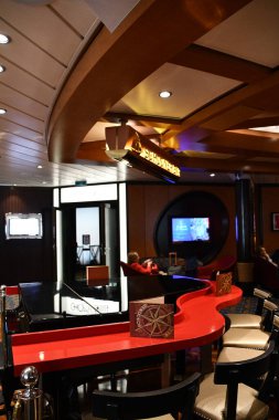 SEATTLE WA - 21 AUG: 21 Ağustos 2023 'te Seattle, Washington' dan denize açılmış olan Royal Caribbean yolcu gemisindeki Schooner Bar.