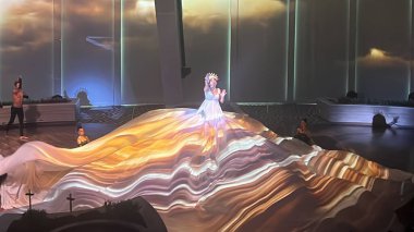 SEATTLE, WA - 21 AUG: 21 Ağustos 2019 'da görüldüğü gibi Seattle, Washington' dan denize açılmış olan Royal Caribbean yolcu gemisindeki Starwater şovu.