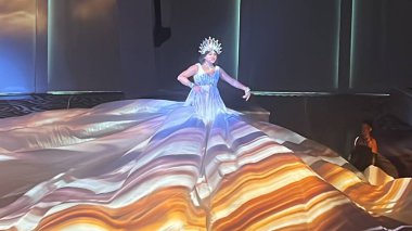 SEATTLE, WA - 21 AUG: 21 Ağustos 2019 'da görüldüğü gibi Seattle, Washington' dan denize açılmış olan Royal Caribbean yolcu gemisindeki Starwater şovu.