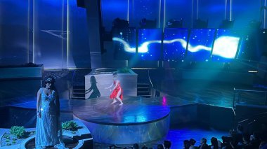 SEATTLE, WA - 21 AUG: 21 Ağustos 2019 'da görüldüğü gibi Seattle, Washington' dan denize açılmış olan Royal Caribbean yolcu gemisindeki Starwater şovu.