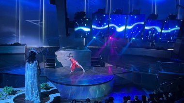 SEATTLE, WA - 21 AUG: 21 Ağustos 2019 'da görüldüğü gibi Seattle, Washington' dan denize açılmış olan Royal Caribbean yolcu gemisindeki Starwater şovu.