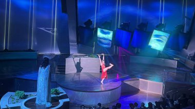 SEATTLE, WA - 21 AUG: 21 Ağustos 2019 'da görüldüğü gibi Seattle, Washington' dan denize açılmış olan Royal Caribbean yolcu gemisindeki Starwater şovu.