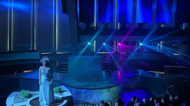 SEATTLE, WA - 21 AUG: 21 Ağustos 2019 'da görüldüğü gibi Seattle, Washington' dan denize açılmış olan Royal Caribbean yolcu gemisindeki Starwater şovu.