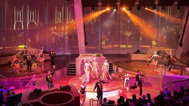 SEATTLE, WA - 21 AUG: 21 Ağustos 2019 'da görüldüğü gibi Seattle, Washington' dan denize açılmış olan Royal Caribbean yolcu gemisindeki Starwater şovu.