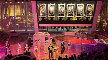 SEATTLE, WA - 21 AUG: 21 Ağustos 2019 'da görüldüğü gibi Seattle, Washington' dan denize açılmış olan Royal Caribbean yolcu gemisindeki Starwater şovu.