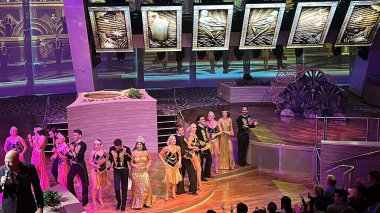 SEATTLE, WA - 21 AUG: 21 Ağustos 2019 'da görüldüğü gibi Seattle, Washington' dan denize açılmış olan Royal Caribbean yolcu gemisindeki Starwater şovu.