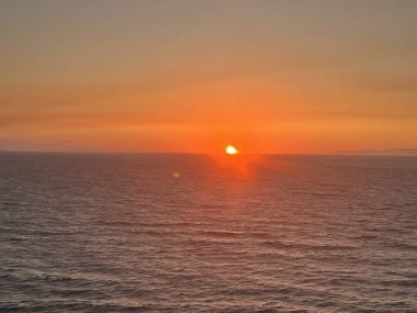 Pasifik Okyanusu üzerinde gün batımı