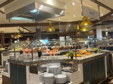 SEATTLE, WA - 21 AUG: 21 Ağustos 2023 'te görüldüğü gibi Royal Caribbean yolcu gemisindeki Windjammer Pazarı.