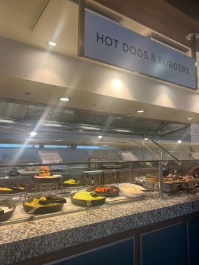 SEATTLE, WA - 21 AUG: 21 Ağustos 2023 'te görüldüğü gibi Royal Caribbean yolcu gemisindeki Windjammer Pazarı.