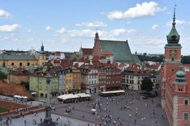 WARsaw, POLAND - 11 Ağustos 2019 'da Polonya' nın Varşova kentindeki Royal Castle Square 'in görüntüsü.
