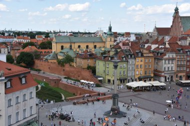 WARsaw, POLAND - 11 Ağustos 2019 'da Polonya' nın Varşova kentindeki Royal Castle Square 'in görüntüsü.