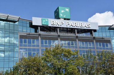 SAVAŞ, POLAND - 2 Temmuz 2022 'de Polonya' nın Varşova kentinde görülen BNP Paribas.