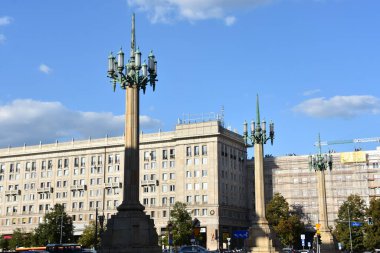 WARsaw, POLAND - 11 Ağustos 2019 'da Polonya' nın Varşova kentinde görülen Anayasa Meydanı (Plac Konstytucji).