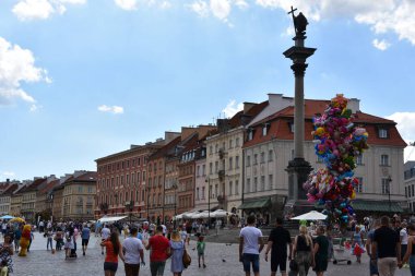 WARsaw, POLAND - 11 Ağustos 2019 'da Polonya' nın Varşova kentindeki Castle Square 'de Sigismunds Sütunları.