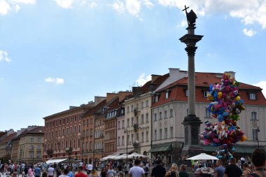 WARsaw, POLAND - 11 Ağustos 2019 'da Polonya' nın Varşova kentindeki Castle Square 'de Sigismunds Sütunları.