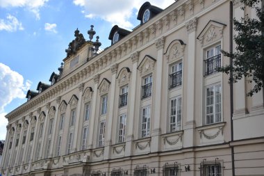 WARsaw, POLAND - 11 AUG: 11 Ağustos 2019 'da Polonya' nın Varşova kentindeki Krakow Piskoposluk Sarayı 'nda görüldüğü gibi.