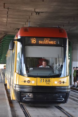 WARsaw, POLAND - 11 Ağustos 2019 'da Polonya' nın Varşova kentindeki tramvay.