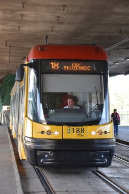 WARsaw, POLAND - 11 Ağustos 2019 'da Polonya' nın Varşova kentindeki tramvay.