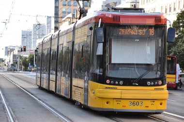 WARsaw, POLAND - 11 Ağustos 2019 'da Polonya' nın Varşova kentindeki tramvay.