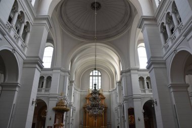 WARsaw, POLAND - 17 AUG: 17 Ağustos 2019 'da Polonya' nın Varşova kentindeki Kutsal Kurtarıcı Kilisesi.