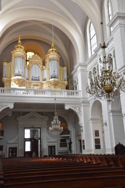 WARsaw, POLAND - 17 AUG: 17 Ağustos 2019 'da Polonya' nın Varşova kentindeki Kutsal Kurtarıcı Kilisesi.