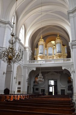 WARsaw, POLAND - 17 AUG: 17 Ağustos 2019 'da Polonya' nın Varşova kentindeki Kutsal Kurtarıcı Kilisesi.