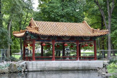 WARsaw, POLAND - 17 AUG: 17 Ağustos 2019 'da Polonya' nın Varşova kentindeki Lazienki Park 'taki Çin Bahçesi.