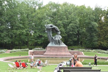 WARsaw, POLAND - 17 Ağustos 2019 'da Polonya' nın Varşova kentindeki Lazienki Parkı 'nda görülen Chopin Anıtı.