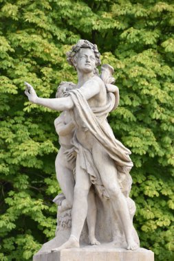 17 Ağustos 2019 'da Polonya' nın Varşova kentindeki Lazienki Parkı 'nda görülen Hermaphroditus ve Salmacis Heykeli.