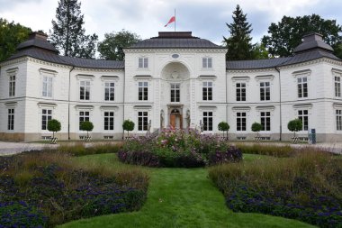 WARsaw, POLAND - 17 Ağustos 2019 'da Polonya' nın Varşova kentindeki Lazienki Park 'taki Myslewicki Sarayı' nda görüldü..