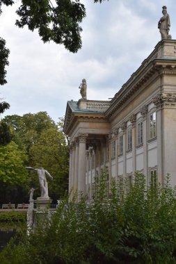 WARsaw, POLAND - 17 AUG: 17 Ağustos 2019 'da Polonya' nın Varşova kentindeki Lazienki Parkı 'ndaki Ada Sarayı.