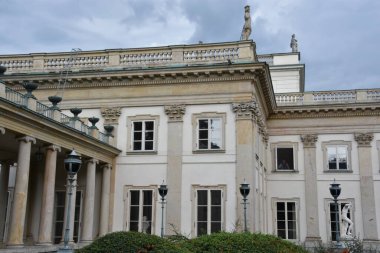 WARsaw, POLAND - 17 AUG: 17 Ağustos 2019 'da Polonya' nın Varşova kentindeki Lazienki Parkı 'ndaki Ada Sarayı.