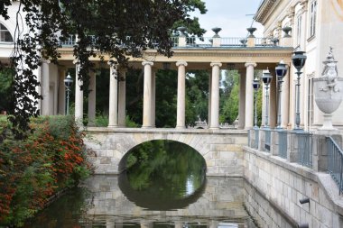 WARsaw, POLAND - 17 AUG: 17 Ağustos 2019 'da Polonya' nın Varşova kentindeki Lazienki Parkı 'ndaki Ada Sarayı.
