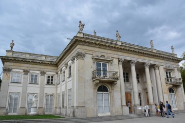 WARsaw, POLAND - 17 AUG: 17 Ağustos 2019 'da Polonya' nın Varşova kentindeki Lazienki Parkı 'ndaki Ada Sarayı.
