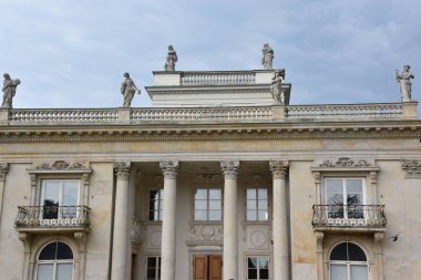 WARsaw, POLAND - 17 AUG: 17 Ağustos 2019 'da Polonya' nın Varşova kentindeki Lazienki Parkı 'ndaki Ada Sarayı.