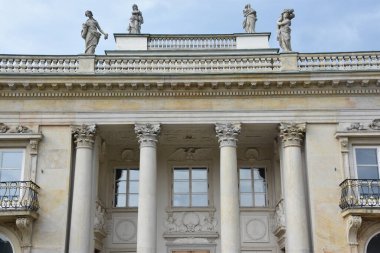 WARsaw, POLAND - 17 AUG: 17 Ağustos 2019 'da Polonya' nın Varşova kentindeki Lazienki Parkı 'ndaki Ada Sarayı.