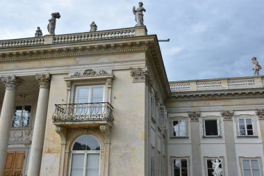 WARsaw, POLAND - 17 AUG: 17 Ağustos 2019 'da Polonya' nın Varşova kentindeki Lazienki Parkı 'ndaki Ada Sarayı.