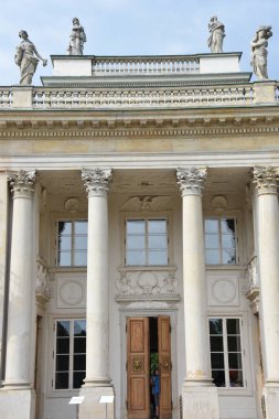 WARsaw, POLAND - 17 AUG: 17 Ağustos 2019 'da Polonya' nın Varşova kentindeki Lazienki Parkı 'ndaki Ada Sarayı.