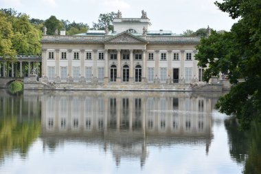 WARsaw, POLAND - 17 AUG: 17 Ağustos 2019 'da Polonya' nın Varşova kentindeki Lazienki Parkı 'ndaki Ada Sarayı.