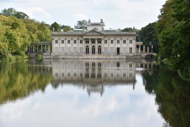 WARsaw, POLAND - 17 AUG: 17 Ağustos 2019 'da Polonya' nın Varşova kentindeki Lazienki Parkı 'ndaki Ada Sarayı.
