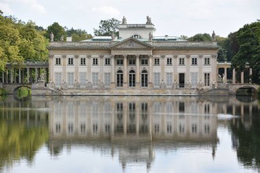 WARsaw, POLAND - 17 AUG: 17 Ağustos 2019 'da Polonya' nın Varşova kentindeki Lazienki Parkı 'ndaki Ada Sarayı.