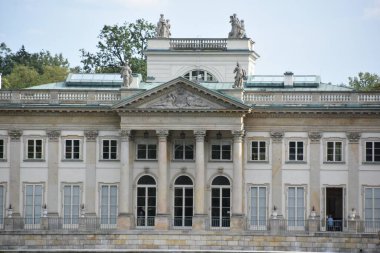 WARsaw, POLAND - 17 AUG: 17 Ağustos 2019 'da Polonya' nın Varşova kentindeki Lazienki Parkı 'ndaki Ada Sarayı.