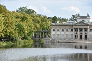 WARsaw, POLAND - 17 AUG: 17 Ağustos 2019 'da Polonya' nın Varşova kentindeki Lazienki Parkı 'ndaki Ada Sarayı.