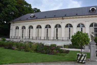 WARsaw, POLAND - 17 AUG: Stanisawowski Tiyatrosu 17 Ağustos 2019 'da Polonya' nın Varşova kentindeki Lazienki Park 'ta görüldü..