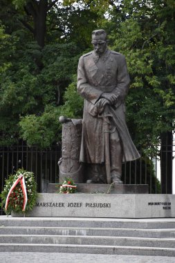 WARsaw, POLAND - 17 Ağustos 2019 'da Polonya' nın Varşova kentindeki Mareşal Jozef Pilsudski Anıtı.