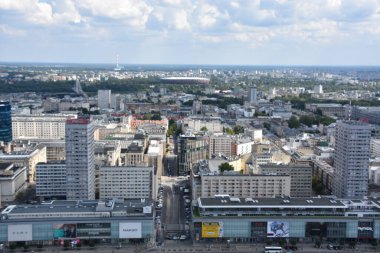 WARsaw, POLAND - 17 Ağustos 2019 'da Polonya' nın Varşova kentindeki Kültür ve Bilim Sarayı 'nın Gözlem Güvertesi' nden şehrin havadan görünüşü.