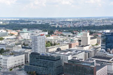 WARsaw, POLAND - 17 Ağustos 2019 'da Polonya' nın Varşova kentindeki Kültür ve Bilim Sarayı 'nın Gözlem Güvertesi' nden şehrin havadan görünüşü.