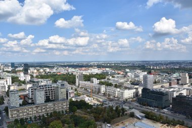 WARsaw, POLAND - 17 Ağustos 2019 'da Polonya' nın Varşova kentindeki Kültür ve Bilim Sarayı 'nın Gözlem Güvertesi' nden şehrin havadan görünüşü.